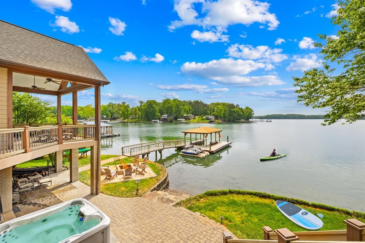 Hot tub, kayaks, firepit, and more!