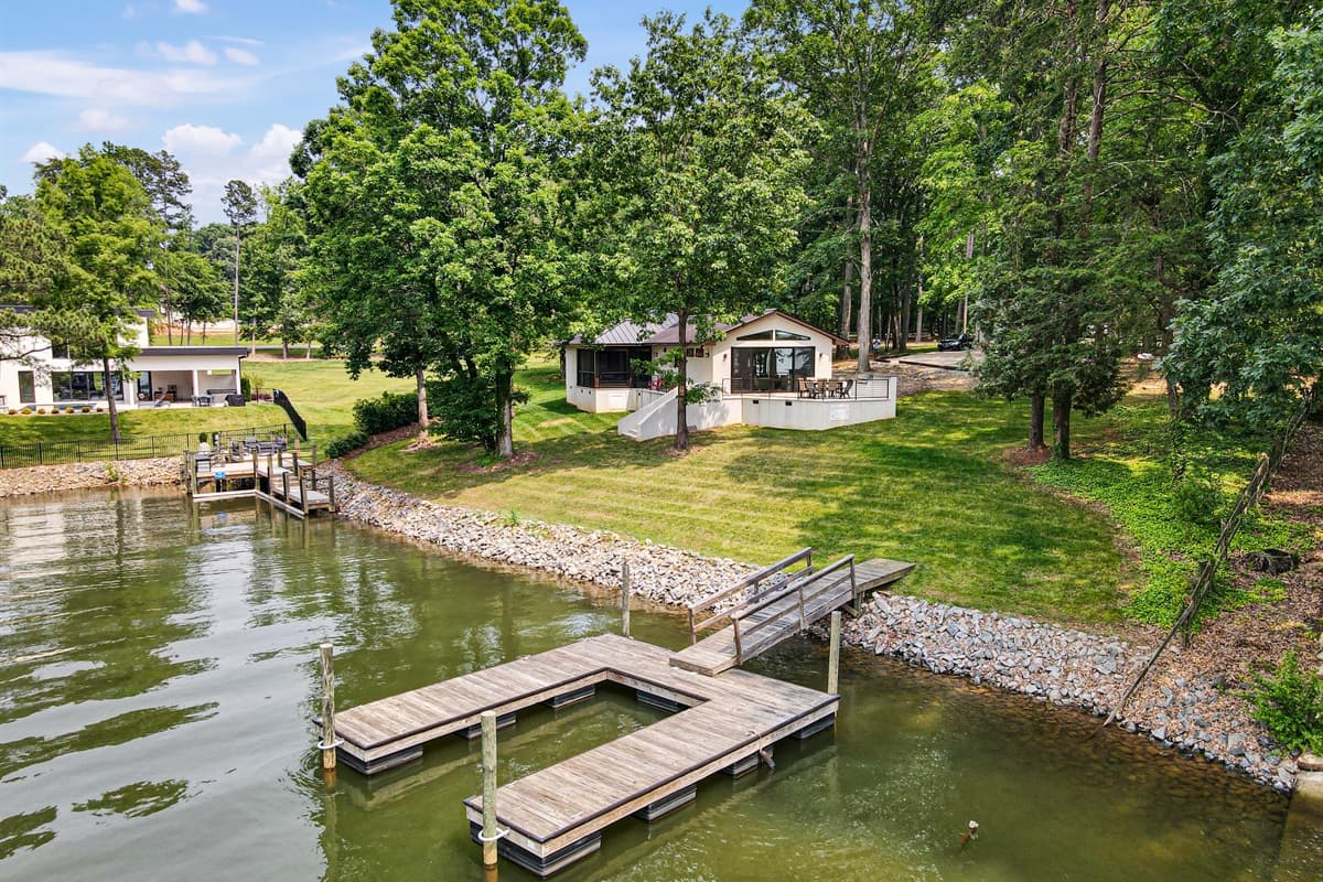 Your waterside retreat! Message us with ANY questions!